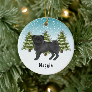 Zwarte Pug Schattige Cartoonhond Besneeuwd Winterb Keramisch Ornament