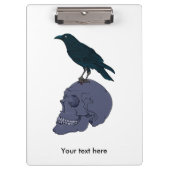 Zwarte raaf op een grijze menselijke schedel klembord (Voorkant)