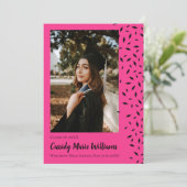 Zwarte Roze Confetti Afstuderen Aankondiging (Staand voorkant)