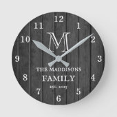 Zwarte Rustieke Houten Boerderij Familie Monogram  Ronde Klok (Voorkant)