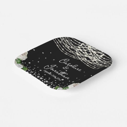 Zwarte Rustieke Witte Rozen String Lights Wedding Papieren Bordje (Gebogen)