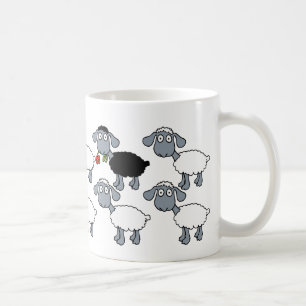 Zwarte Schapenwitte kudde staat op de kroeg. Koffiemok
