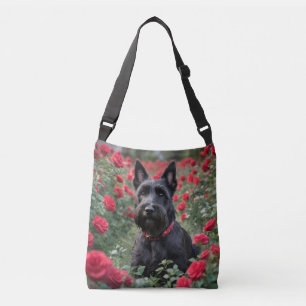 Zwarte Schotse terriër in de rode rozen, Crossbody Tas