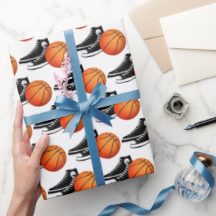 Zwarte sneakers en basketbal op wit cadeaupapier