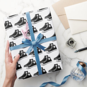 Zwarte sneakers op wit cadeaupapier