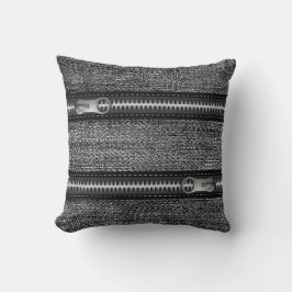 Zwarte spijkerbroek en ritssluiting kussen