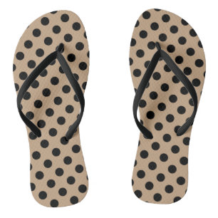 Zwarte stippen op beige teenslippers