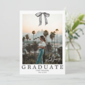 Zwarte Strik Coquette Foto Afstudeer Uitnodiging (Staand voorkant)