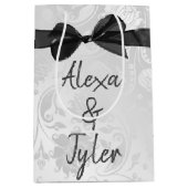 Zwarte strik op bruiloft witte damast medium cadeauzakje (Voorkant)