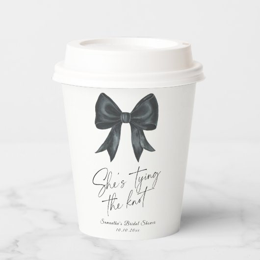 Zwarte strik Ze gaat trouwen Bruidsfeest Papieren Bekers (Voorkant)