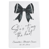 Zwarte strik Ze viert haar vrijgezellenfeest Medium Cadeauzakje (Voorkant)