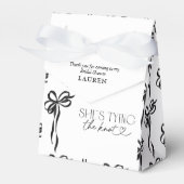 Zwarte strik zij is bezig met het knooppunt bruids bedankdoosjes (Voorkant Zijde)