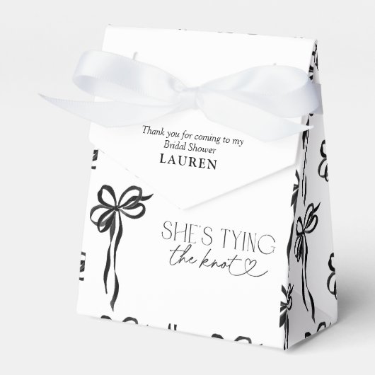 Zwarte strik zij is bezig met het knooppunt bruids bedankdoosjes (Voorkant Zijde)