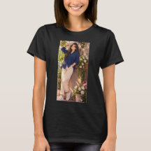 Zwarte t-shirt met meisjesachtige print erop.