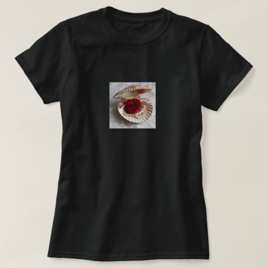 Zwarte T-shirt met Open Schelp, Roos & Parel Ele (Design voorkant)