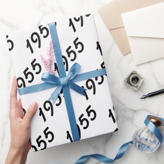 zwarte tekst van het geboortejaar 1955 op wit cadeaupapier (Geschenken)
