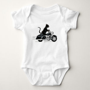 Zwarte tuxedo-kat op een motorfiets romper