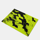 Zwarte vleermuizen in vlieggeel deurmat (Schuin)