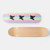Zwarte vlinder op regenboog skateboard (Horizontaal)