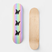 Zwarte vlinder op regenboog skateboard (Voorkant)