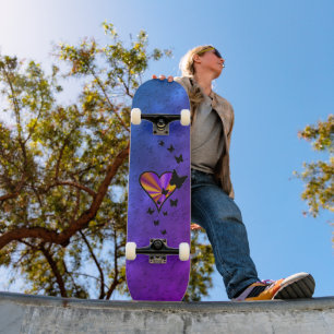 Zwarte vlinder op regenbooghart skateboard