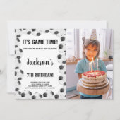 Zwarte Voetbal Verjaardag Uitnodiging met Foto (Voorkant)