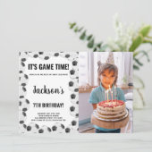 Zwarte Voetbal Verjaardag Uitnodiging met Foto (Staand voorkant)