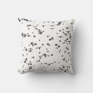 ZWARTE VOGELS DIE OP SKY VLIEGEN KUSSEN