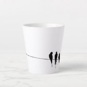 Zwarte vogels op een Wire Night Latte Mok (Voorkant)
