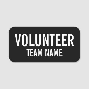 Zwarte Volunteer-badge met de naam van het aangepa Naamplaatje