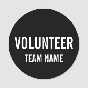Zwarte Volunteer-badge met de naam van het aangepa Naamplaatje
