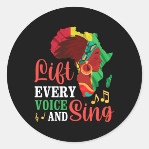 Zwarte vrouw heft elke stem op en zingt zwarte ges ronde sticker