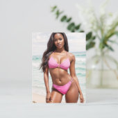 Zwarte vrouw in roze bikini briefkaart (Staand voorkant)