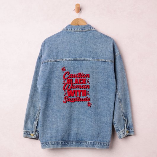 zwarte vrouw met asitude denim jacket (Hangar)