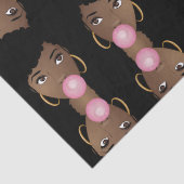 zwarte vrouw, popping roze bublegum tissuepapier (Detail)