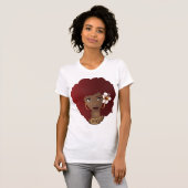 Zwarte vrouw, rode afro, bloem in haar natuurlijke t-shirt (Voorkant volledig)