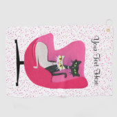 Zwarte witte atoomkatten zittend in een stoel roze golfhanddoek (Horizontaal)