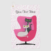 Zwarte witte atoomkatten zittend in een stoel roze golfhanddoek (Voorkant)