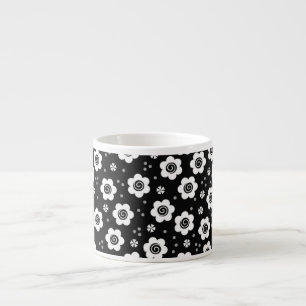 Zwarte witte bloemen op een mok