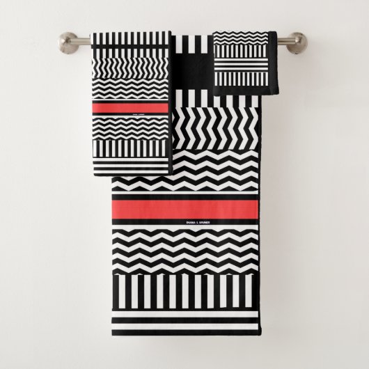 ZWARTE WITTE CHEVRON STRIPES + RODE BAND BAD HANDDOEK (Insitu)