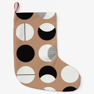 Zwarte, witte cirkels, bruine achtergrond. kleine kerstsok