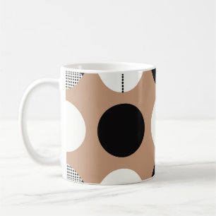 Zwarte, witte cirkels, bruine achtergrond. koffiemok