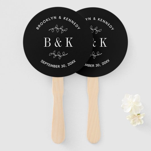 Zwarte witte Floral Botanical Wedding Couple Name Handwaaier (Voorkant en achterkant)