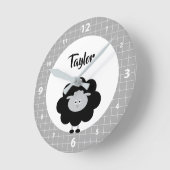 Zwarte witte Lamb Kawaii Kind Nursery Script Name Ronde Klok (Hoek)