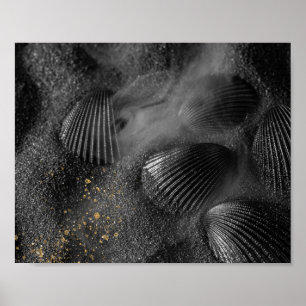 Zwarte Zeeschelpen en Zand Tropische Printable Art Poster