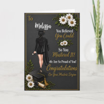 Zwartharige vrouw masterdiploma uitreiking