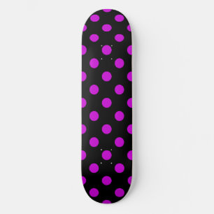 Zwartr achtergrond paarse polka stippen skateboard