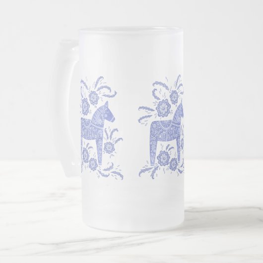 Zweedse Dala Periwinkle Blue en White Matglas Bierpul (Voorkant links)