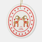 Zweedse rietgeiten 5 jaar samen gedateerd keramisch ornament (Links)