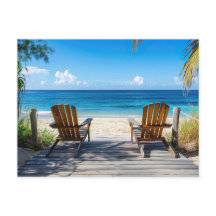 Zwei Strandstühle auf Holzsteg am Meer